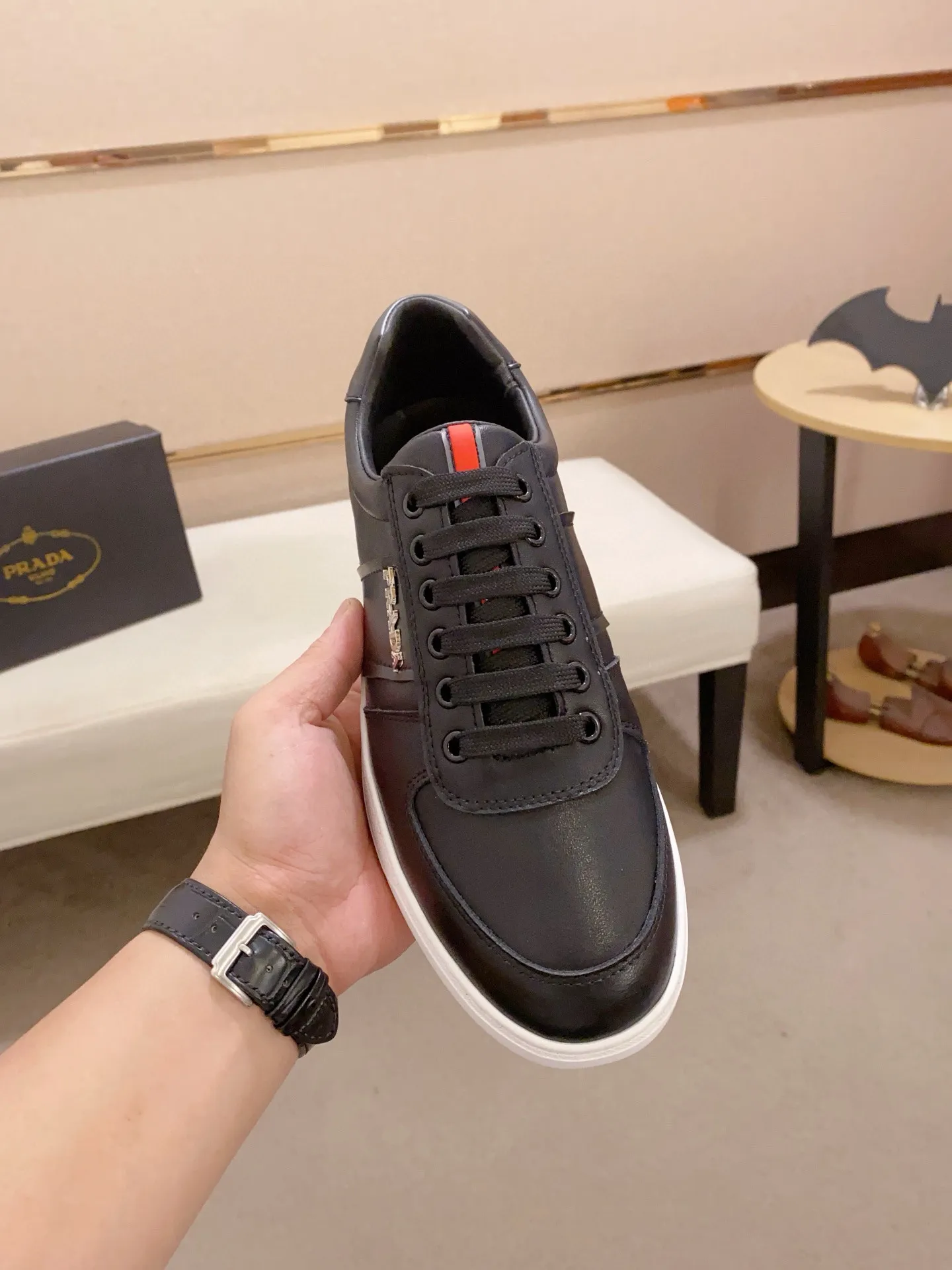 Men's shoes 💰: 440💰 [Prada～Prada] Trendy new models are on the market. Same style as the official website. Counter quality. Original matching. [Strong] [Strong] Selected first-layer cowhide fabric. Comfortable and breathable sheepskin lining, fine workmanship, upper layer made of 100% pure cowhide, original last shape, comfortable on the feet, shoe sizes 38 to 44